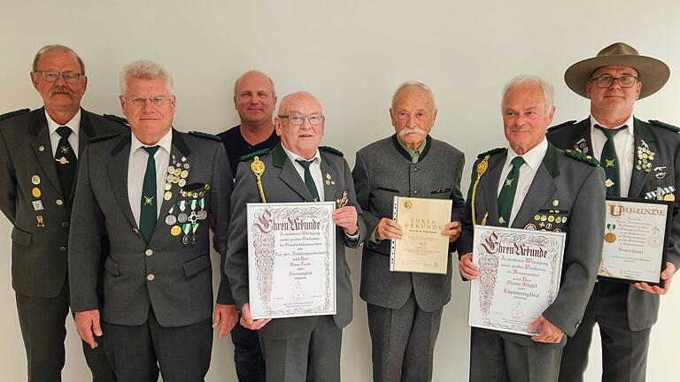 Ehrungen bei der Königlich privilegierten Schützengesellschaft Bad Neustadt. Im Bild (von links) Bernd Fischer, Gerhard Grone, Heiko Wirsing, Klaus Turek, Franz Szabad, Dieter Mögel und Roland Hampl.