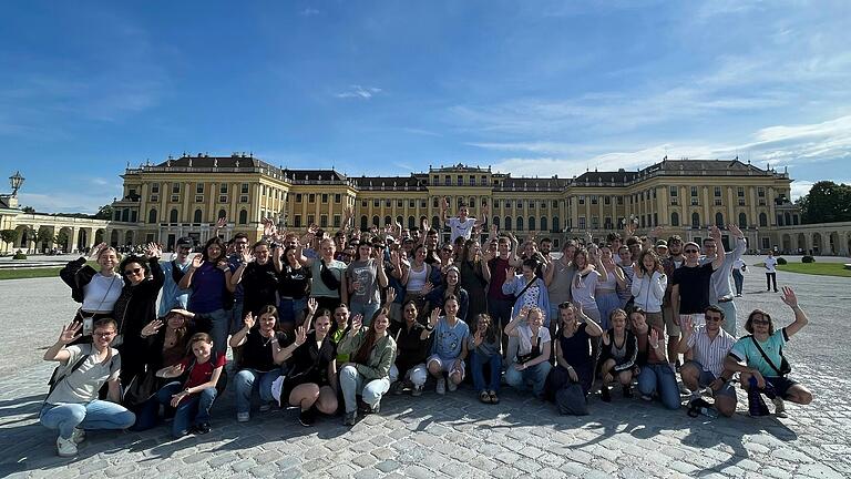 Junge Domkantorei vor Schloss Schönbrunn in Wien.