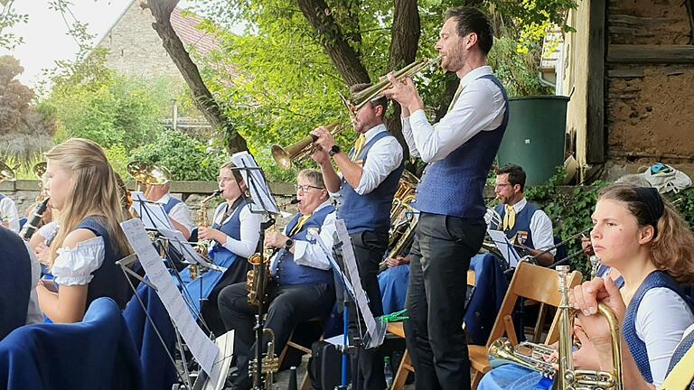 Bei ihrem Herbstfest im Pfarrgarten spielte die Riedener Musikkapelle beschwingte Unterhaltungsmusik.