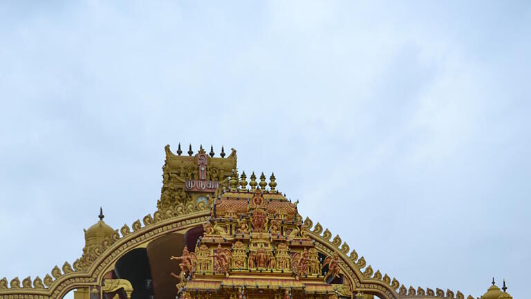 Vor dem Hindu-Tempel in Jaffna kommen Tamilen zu einer Erntedank-Prozession zusammen.