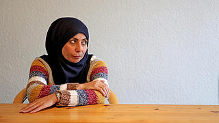 Integrationsministerin Köpping besucht Clausnitz       -  Die Syrerin Lena Abazid sitzt am 22.02.2016 in einer Flüchtlingsunterkunft in Clausnitz (Sachsen). Am gleichen Tag besuchte die sächsische Integrationsministerin gemeinsam mit dem Bürgermeister den Ort. Am vergangenen Donnerstag hatte hier eine grölende Meute von etwa 100 Menschen einen ankommenden Bus blockiert, der Flüchtlinge in den Ortsteil von Rechenberg-Bienenmühle bringen sollte.
