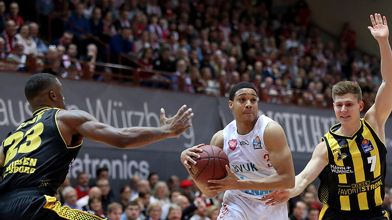 Basketball - easyCredit BBL - s.Oliver Wuerzburg - MHP RIESEN Ludwigsburg       -  Deutschland, Würzburg, s.Oliver Arena, 23.12.2017, Basketball - easyCredit BBL - s.Oliver Wuerzburg - MHP RIESEN Ludwigsburg

Bild: v. lk. Elgin Cook  (MHP RIESEN, #23), Abdul Gaddy (s.Oliver Würzburg, #3) un Niklas Geske  (MHP RIESEN, #7)