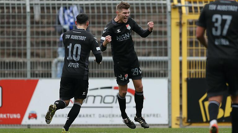 Timo Pitter (links) jubelt mit Björn Schönwiesner, dem Torschützen zum 1:0 für den TSV Aubstadt bei dessen 2:0-Erfolg bei Viktoria Aschaffenburg.