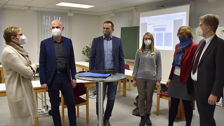 Sabine Dittmar, Staatssekretärin im Bundesgesundheitsministerium, informierte sich bei einem Besuch im UBiZ über die Situation der Volkshochschulen im Landkreis. Gesprächspartner waren Holger Weininger, Holger Baunacher, Praktikantin Kristina Martyn, Renate Knaut und Christian Ruser (von links).