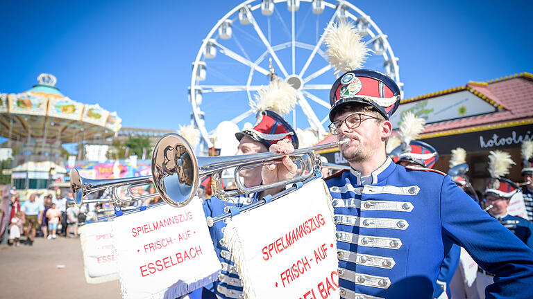 Der Spielmannszug Esselbach beim Laurenzi-Festzug. Der Spielmannszug Esselbach beim Laurenzi-Festzug.
