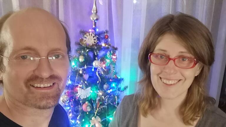 Der Weihnachtsbaum steht noch immer in ihrer Wohnung in Kiew: Tobias Weihmann und seine Frau Alya Shandra Ende sind seit vergangener Woche wieder in der Ukraine.