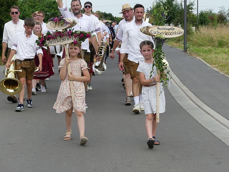 Mit dem Festumzug durch die Straßen startete das Jubiläum der Freiwilligen Feuerwehr Schleerieth. Mit dem Festumzug durch die Straßen startete das Jubiläum der Freiwilligen Feuerwehr Schleerieth.