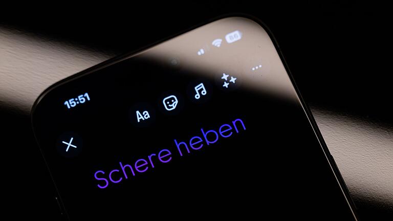 Beginn der Wahlphase für die Top 3 Jugendwort des Jahres - Die neue Bedeutung von „Schere” oder „Schere heben” stammt vom Online-Spielen und aus der Streaming-Szene. Beginn der Wahlphase für die Top 3 Jugendwort des Jahres - Die neue Bedeutung von „Schere” oder „Schere heben” stammt vom Online-Spielen und aus der Streaming-Szene.