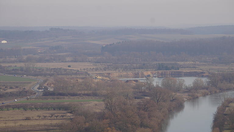 Der Blick von der Vogelsburg auf die Mainschleife und insbesondere auf die Bördleingrube.