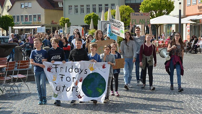 Sie wollen laut bleiben. Die Teilnehmer bei den 'Fridays for Future'-Demonstrationen auf dem Marktplatz werden vom Organisationsteam mit (2. Reihe von rechts) Pauline Beck, Merle Seufert, Maja Büttner und Lena Gräfenschnell angeführt.