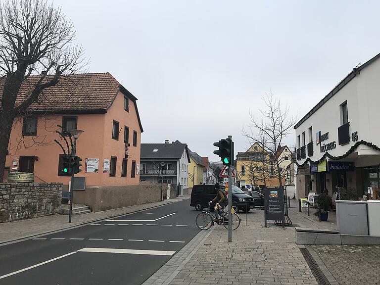 Nördlich und südlich der Markthalle (rechts im Bild) in der Höchberger Hauptstraße haben es die Bürger eher schwer, sich mit Lebensmitteln für den täglichen Bedarf zu versorgen.