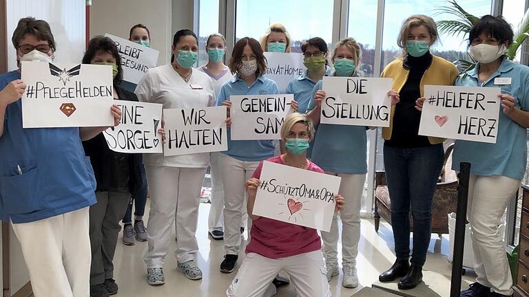 Ließen auch im Lockdown im Frühjahr 2020 Angehörige wissen: Unsere Bewohner sind nicht alleine. Das Bild entstand im Pfründnerspital in Arnstein.&nbsp;&nbsp;