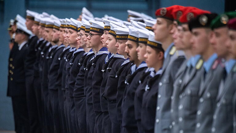 Feierliche Vereidigung von Soldatinnen und Soldaten.jpeg       -  Bundeswehr-Rekruten während eines feierlichen Gelöbnisses. Die Zahlen der letzten beiden Jahre lassen befürchten, dass die Aufstockung der Truppe auf 203.000 Männer und Frauen bis 2031 nur schwer zu erreichen sein wird.