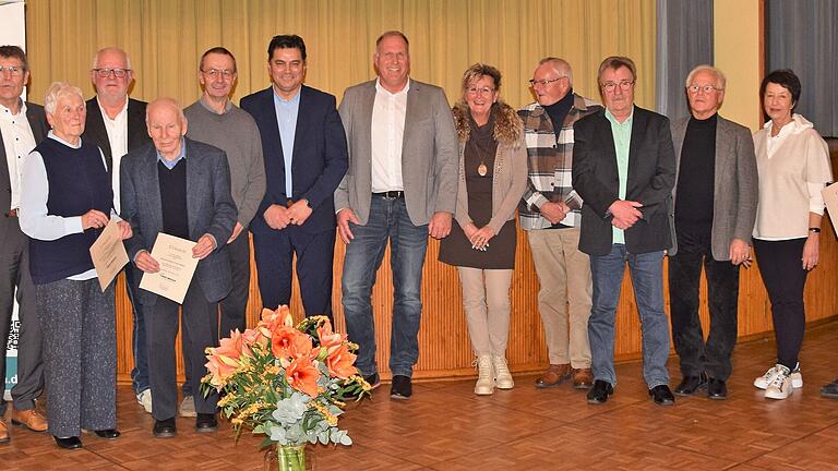 Diese Männer und Frauen wurden bei der 70-Jahr-Feier der Freien Wähler Gemünden vom Vorsitzenden Thomas Schiebel (Zweiter von links), dem Landtagsabgeordneten Thomas Zöller (rechts) und dem stellvertretenden MSP-Landrat Christoph Vogel (links) geehrt. Diese Männer und Frauen wurden bei der 70-Jahr-Feier der Freien Wähler Gemünden vom Vorsitzenden Thomas Schiebel (Zweiter von links), dem Landtagsabgeordneten Thomas Zöller (rechts) und dem stellvertretenden MSP-Landrat Christoph Vogel (links) geehrt.