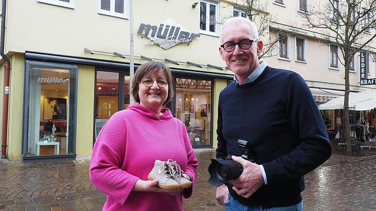 Marion Seit (links) zieht mit ihrem Schuhladen in die Hauptstraße, ins Erdgeschoss vom Fotostudio Müller, Inhaber Jürgen Müller (rechts).