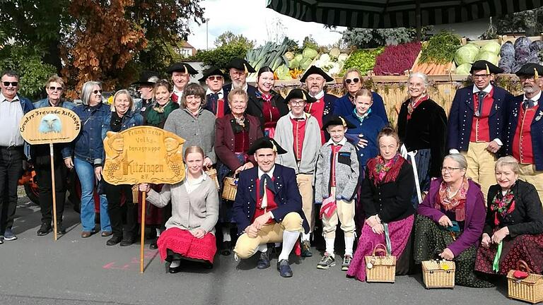 Die Fränkische Volkstanzgruppe Kitzingen bei einem Auftritt bei der Ebshäuser Kerm in Etwashausen im Herbst 2024.