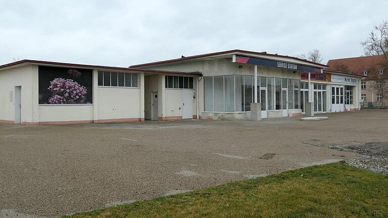 Gesamtansicht der Tankstelle: Bei einem Teilerhalt wären das Hauptgebäude (Mitte) und ein Teil der rechts angrenzenden Werkstatt stehen geblieben.&nbsp;&nbsp;