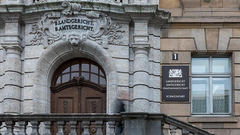 Am Dienstag vor Gericht: Der Mann, der in Schweinfurt im Keller und seiner Wohnung Chemikalien zum Bomben- und Böller-Bau gehortet haben soll. Letztes Jahr gab es deswegen einen spektakulären Polizeieinsatz in Schweinfurt. Am Dienstag vor Gericht: Der Mann, der in Schweinfurt im Keller und seiner Wohnung Chemikalien zum Bomben- und Böller-Bau gehortet haben soll. Letztes Jahr gab es deswegen einen spektakulären Polizeieinsatz in Schweinfurt.