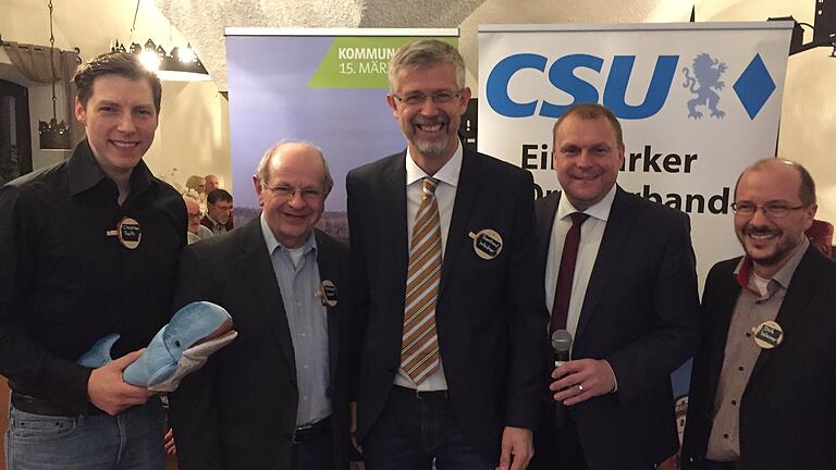 In der Mitte, der neue CSU Bürgermeisterkandidat (von links): CSU-Vorsitzender Christian Reith, Amtsinhaber Burkard Losert, Bürgermeisterkandidat Bernhard Weidner, CSU-Kreisvorsitzender Thomas Eberth und der Vorsitzende der CSU-Gramschatz Dirk Wiesner.