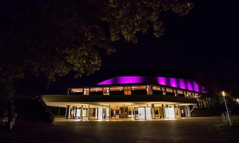 Das Theater der Stadt Schweinfurt leuchtet dank Glasfront weit in den Park.