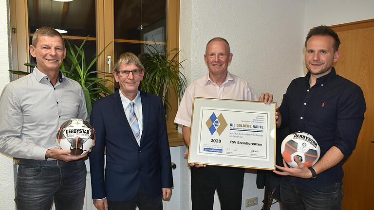 Freude beim TSV Brendlorenzen über die Verleihung der goldenen Raute (von links): Dieter Baumeister (Amtsvorgänger von Jürgen Maul), BFV-Kreis-Ehrenamtsbeauftragter Klaus Eisenmann, Vorsitzender Jürgen Maul und Fußball-Abteilungsleiter Michael Dietz.