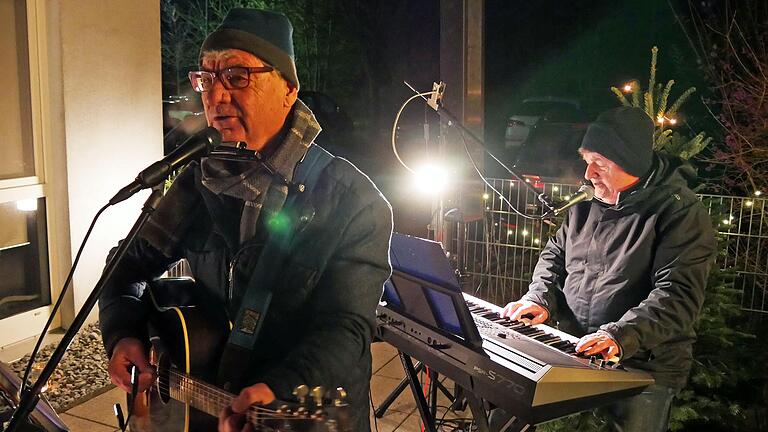 Siggi und Armin Juhasz spielten beim Lichterglanz der AWO-Tagespflege Werntal in Werneck.