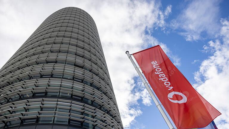 Vodafone-Flaggen vor der Deutschlandzentrale - Vodafone-Flaggen wehen vor der Firmenzentrale in Düsseldorf. Der Telekommunikationsanbieter hat ein insgesamt schwaches Quartal hinter sich. Vodafone-Flaggen vor der Deutschlandzentrale - Vodafone-Flaggen wehen vor der Firmenzentrale in Düsseldorf. Der Telekommunikationsanbieter hat ein insgesamt schwaches Quartal hinter sich.