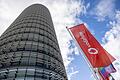 Vodafone-Flaggen vor der Deutschlandzentrale       -  Vodafone-Flaggen wehen vor der Firmenzentrale in Düsseldorf. Der Telekommunikationsanbieter hat ein insgesamt schwaches Quartal hinter sich.