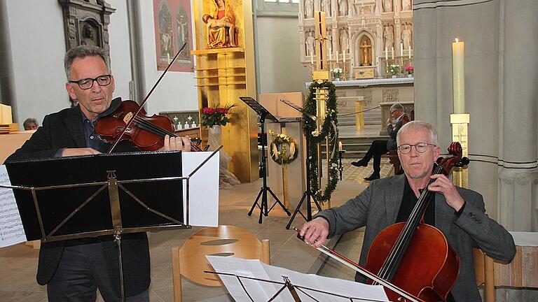 Erstmals Mitwirkende beim Mariensingen: Dr. Heinrich Goschenhofer und Rainer Steidel. Erstmals Mitwirkende beim Mariensingen: Dr. Heinrich Goschenhofer und Rainer Steidel.