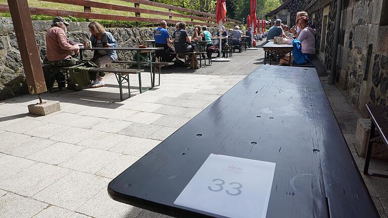 Die Tische im Biergarten sind nummeriert und werden den Gästen zugewiesen.