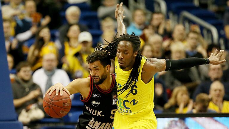 Robert Lowery (rechts) im Januar 2016 noch in Diensten von Alba Berlin im Pokal-Viertelfinale gegen die Würzburger, bei denen damals noch Joshiko Saibou (links) unter Vertrag stand.