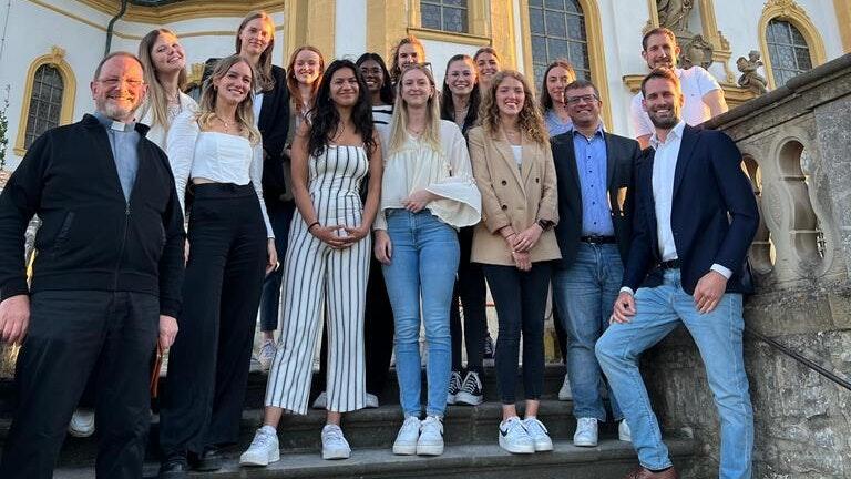Sie haben 2022 die Aktion 'Das Würzburger Käppele soll wieder strahlen' ins Leben gerufen: BWL-Studierende der THWS, darunter Anna-Maria Schömig (Dritte von links). Sie haben 2022 die Aktion 'Das Würzburger Käppele soll wieder strahlen' ins Leben gerufen: BWL-Studierende der THWS, darunter Anna-Maria Schömig (Dritte von links).