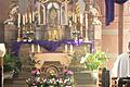 Blick in die reich geschmückte Gernacher Kirche bei der Ewigen Anbetung. Den Blumenschmuck haben Gläubige zur Verfügung gestellt. Rechts im Bild Pfarrer Thomas Amrehn.