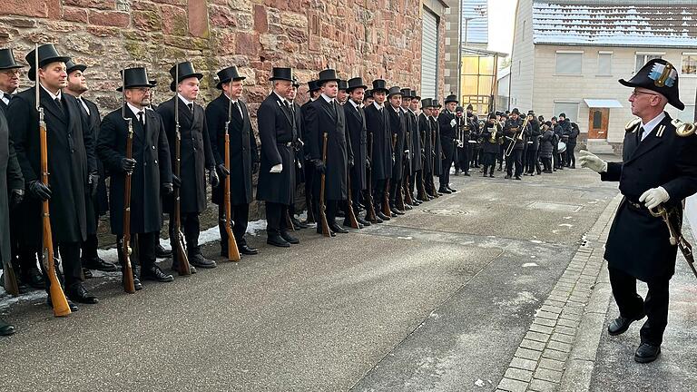 Oberleutnant Thomas Baumann (rechts) lässt die Sebastiani-Wehr traditionsgemäß am Festsonntagmorgen antreten.