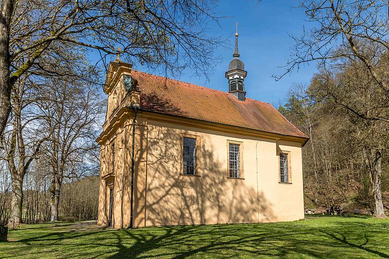 Die barocke Wallfahrtskirche zum 'Heiligen Kreuz', im Volksmund 'Talkirche' genannt, liegt vier Kilometer südlich von Münnerstadt im Rannunger Tal am Fuße des Possenberges.