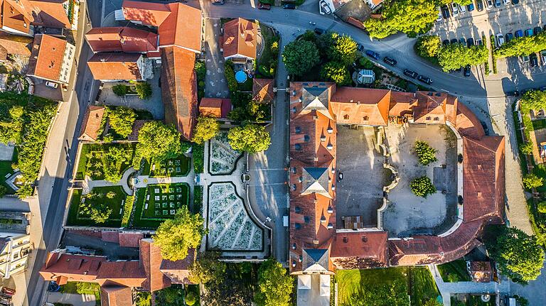 Das Schloss mit seiner Park- und Gartenanlage von oben. Das Schloss mit seiner Park- und Gartenanlage von oben.