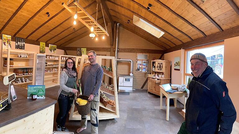 Jeannette Kähler (von links), Martin und Hans Schleyer bauen das Gemüse, das im Hofladen  vom Naturhof Schleyer in Repperndorf verkauft wird, selbst an.