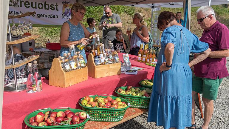 Verschiedene frisch geerntete Apfelsorten bot Hubert Fröhlich aus Aschenroth an. Daneben gab es noch frischen Apfelsaft, sowie  erlesene Obstbrände zu verkosten.