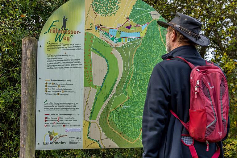 Diese Überblickstafel in den Weinbergen zeigt die Strecke.