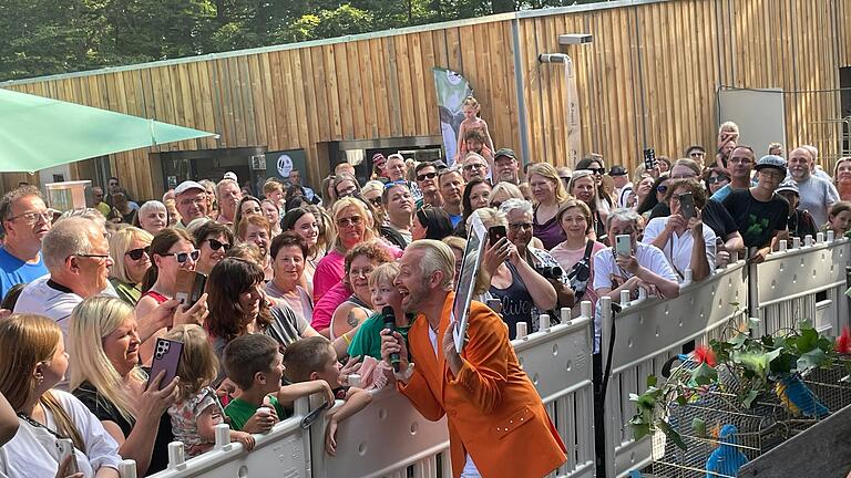 Moderator und Sänger Ross Antony im Schweinfurter Wildpark: Er war Stargast beim Richtfest für Beopolis, die Stadt der Vögel.