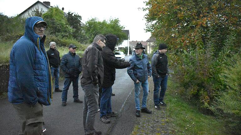 Einige Mitglieder des Gemeinderatsgremiums an der alten Schule. Vor Ort war auch der zweite Bürgermeister Elmar Gather (zweite Person von rechts).