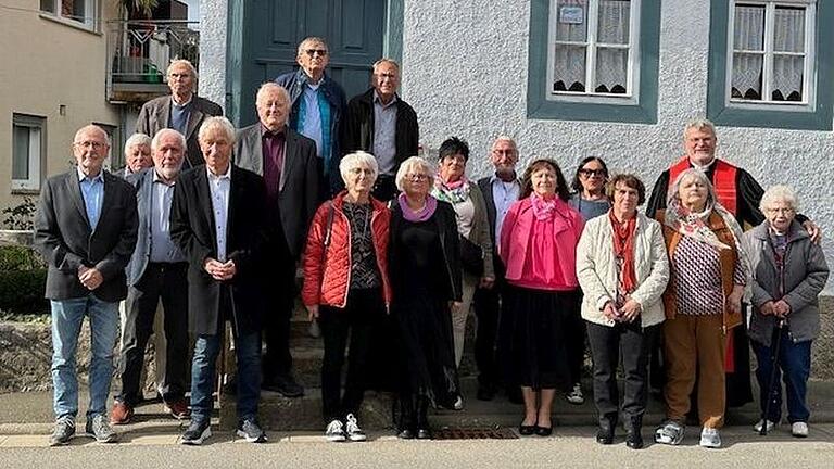 Zu einem festlichen Abendmahlsgottesdienst trafen sich in der Evang. Kirche 17 Jubelkonfirmanden, die ihrer Konfirmation vor 50, 60, 65 und 70 Jahren gedachten. Den Gottesdienst gestaltete der Kirchenchor unter Leitung von Sonja Würll mit. Im Gottesdienst sprach im Rahmen des Konfirmandengedächtnisses Pfr. Andreas Werner unter Handauflegung Segensworte für jeden einzelnen Jubelkonfirmanden. Im Mittelpunkt der Ansprache stand aus dem Johannesevangelium die Worte Jesu vom guten Hirten.