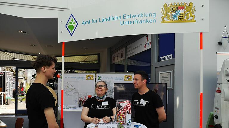 Bei Sandra Gehr (Mitte) und Andres Greser (rechts) vom Amt für Ländliche Entwicklung in Unterfranken herrschte angesichts der hohen Zahl an Praktikumsinteressierten gute Laune. - Bei Sandra Gehr (Mitte) und Andres Greser (rechts) vom Amt für Ländliche Entwicklung in Unterfranken herrschte angesichts der hohen Zahl an Praktikumsinteressierten gute Laune. Bei Sandra Gehr (Mitte) und Andres Greser (rechts) vom Amt für Ländliche Entwicklung in Unterfranken herrschte angesichts der hohen Zahl an Praktikumsinteressierten gute Laune. - Bei Sandra Gehr (Mitte) und Andres Greser (rechts) vom Amt für Ländliche Entwicklung in Unterfranken herrschte angesichts der hohen Zahl an Praktikumsinteressierten gute Laune.