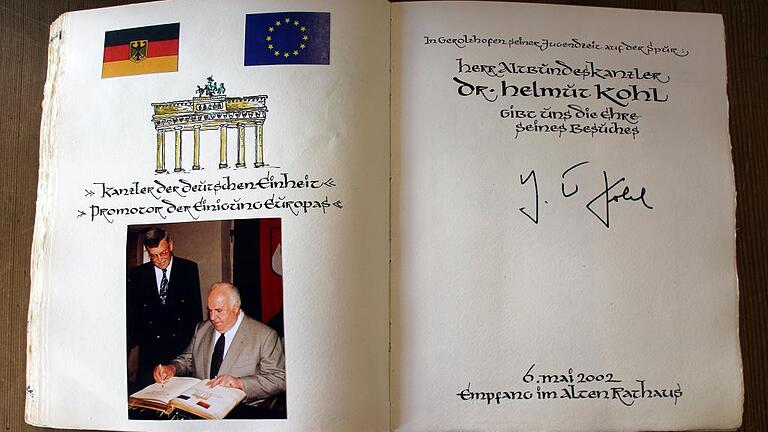 Am 6. Mai 2002 trug sich Helmut Kohl (&bdquo;Promotor der Einigung Europas&ldquo;), im Beisein von Bürgermeister Hartmut Bräuer, in das Goldene Buch der Stadt Gerolzhofen ein. Foto: Norbert Vollmann