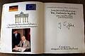 Am 6. Mai 2002 trug sich Helmut Kohl (&bdquo;Promotor der Einigung Europas&ldquo;), im Beisein von Bürgermeister Hartmut Bräuer, in das Goldene Buch der Stadt Gerolzhofen ein. Foto: Norbert Vollmann