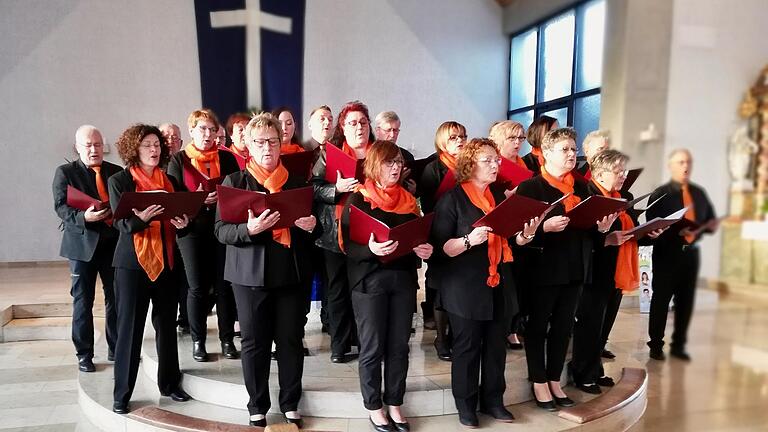 Unter dem Titel 'Ein bunter Liederbogen' stand das Konzert anlässlich des 30-jährigen Bestehens des gemischten Chores der Kolpingfamilie Zeilitzheim (siehe Bild) in der katholischen Pfarrkirche in Zeilitzheim.