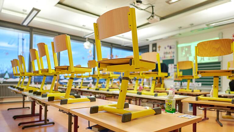 Noch sind an den weiterführenden Schulen nur die Abschlussklassen vor Ort, die meisten Klassenzimmer leer. Am 15. März sollen weitere Schüler zurückkommen. Noch sind an den weiterführenden Schulen nur die Abschlussklassen vor Ort, die meisten Klassenzimmer leer. Am 15. März sollen weitere Schüler zurückkommen.