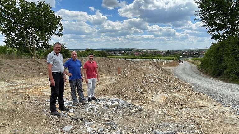 Die Stadt Volkach hat gemeinsam mit der Jagdgenossenschaft etwas für den Hochwasserschutz getan (von links): Harald Troll, Leiter des städtischen Bauhofs, Winfried Schäfer, Vorstand der Jagdgenossenschaft Volkach und Sachbearbeiter Martin Müller am Eingang des neuen Regenrückhaltebeckens; rechts einer der drei neuen Flurwege.