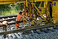144 Kilometer Gleise und 230.000 Schwellen werden bei der Sanierung der Bahntrasse zwischen Rottendorf (Lkr. Würzburg) und Fürth ausgetauscht. Hier Arbeiten bei Hellmitzheim (Lkr. Kitzingen).