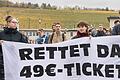 Eine Gruppe von etwa 30 Menschen demonstrierte Anfang November am Würzburger Hauptbahnhof für das Deutschlandticket.